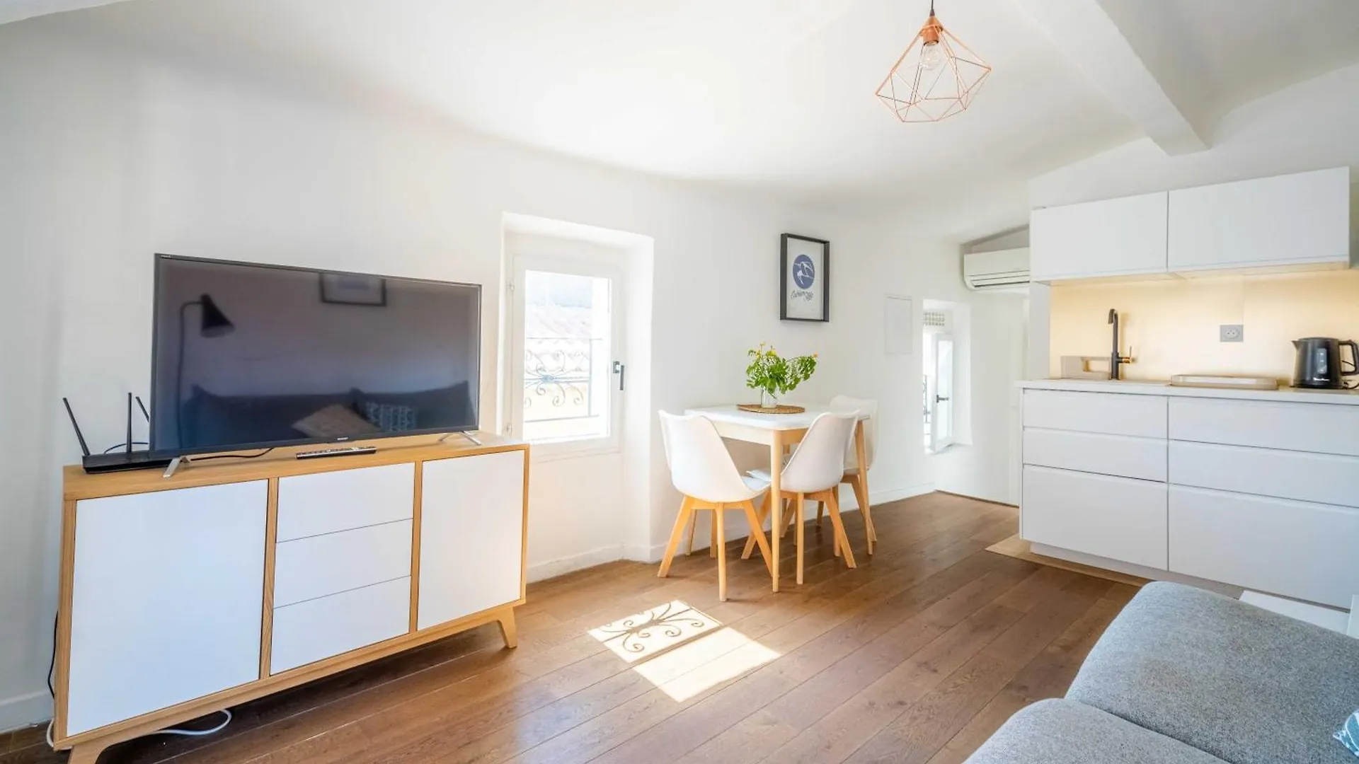 1 Bedroom Apartment In City Center, Near Old Port Marselha