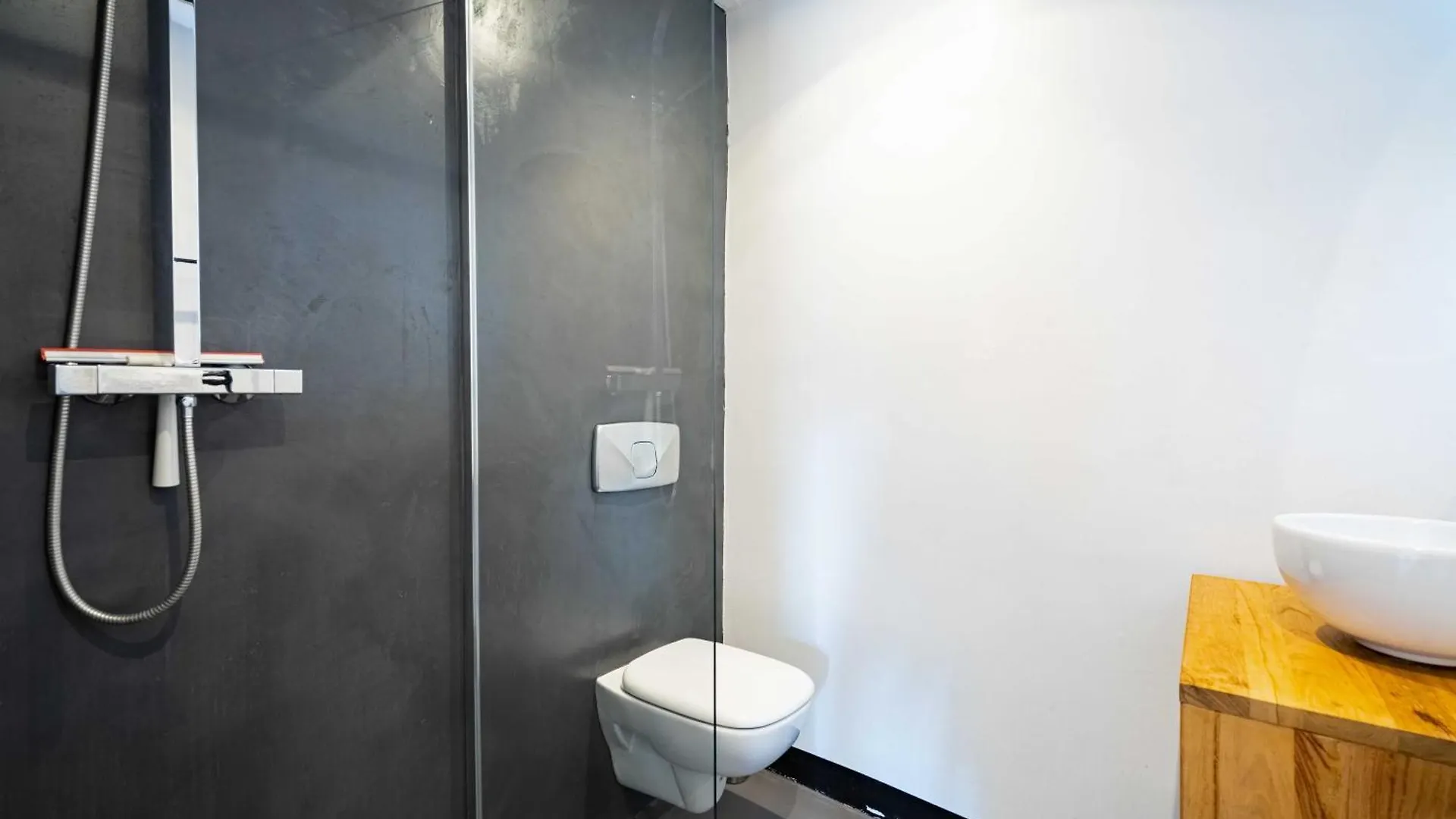 1 Bedroom Apartment In City Center, Near Old Port Marselha