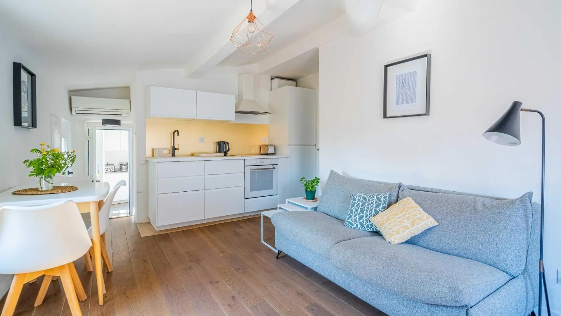1 Bedroom Apartment In City Center, Near Old Port Marselha