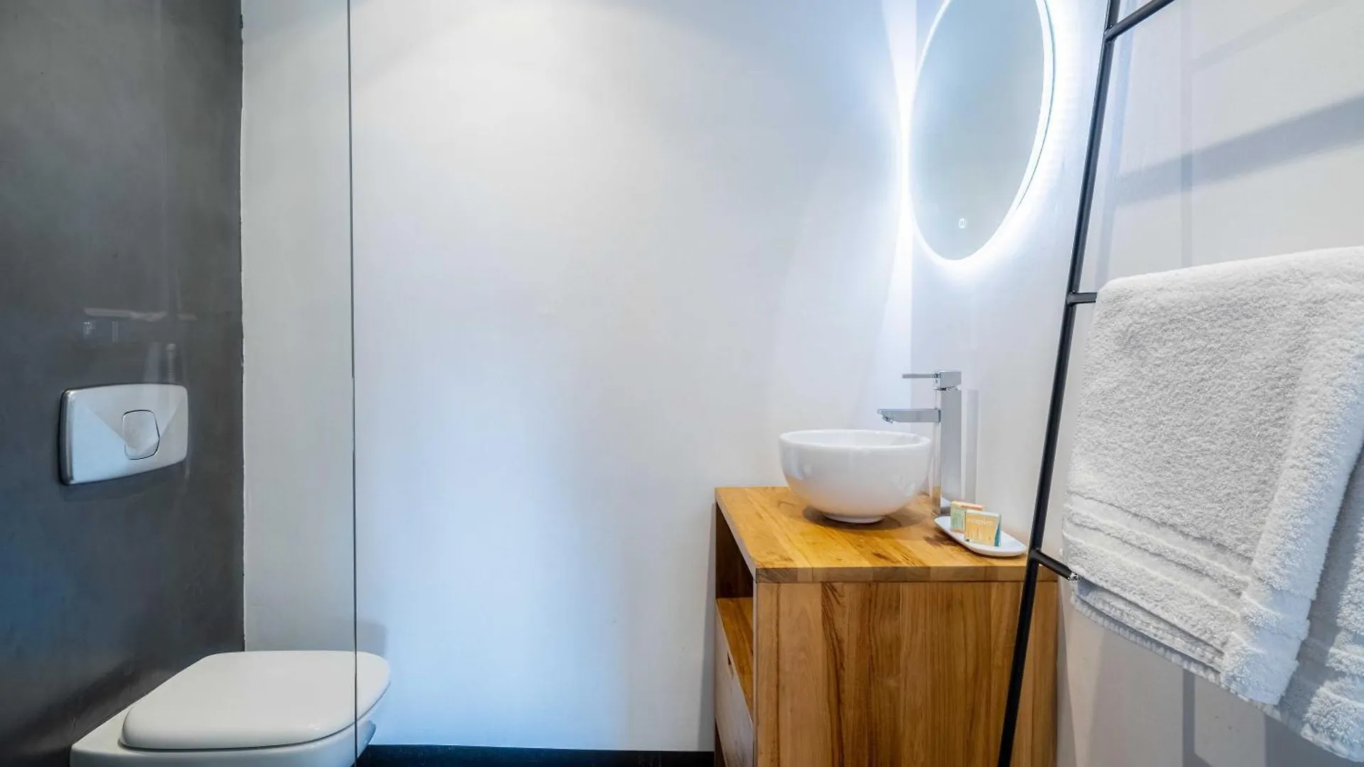 1 Bedroom Apartment In City Center, Near Old Port Marselha