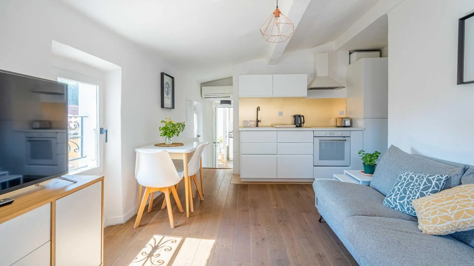 1 Bedroom Apartment In City Center, Near Old Port Marselha França